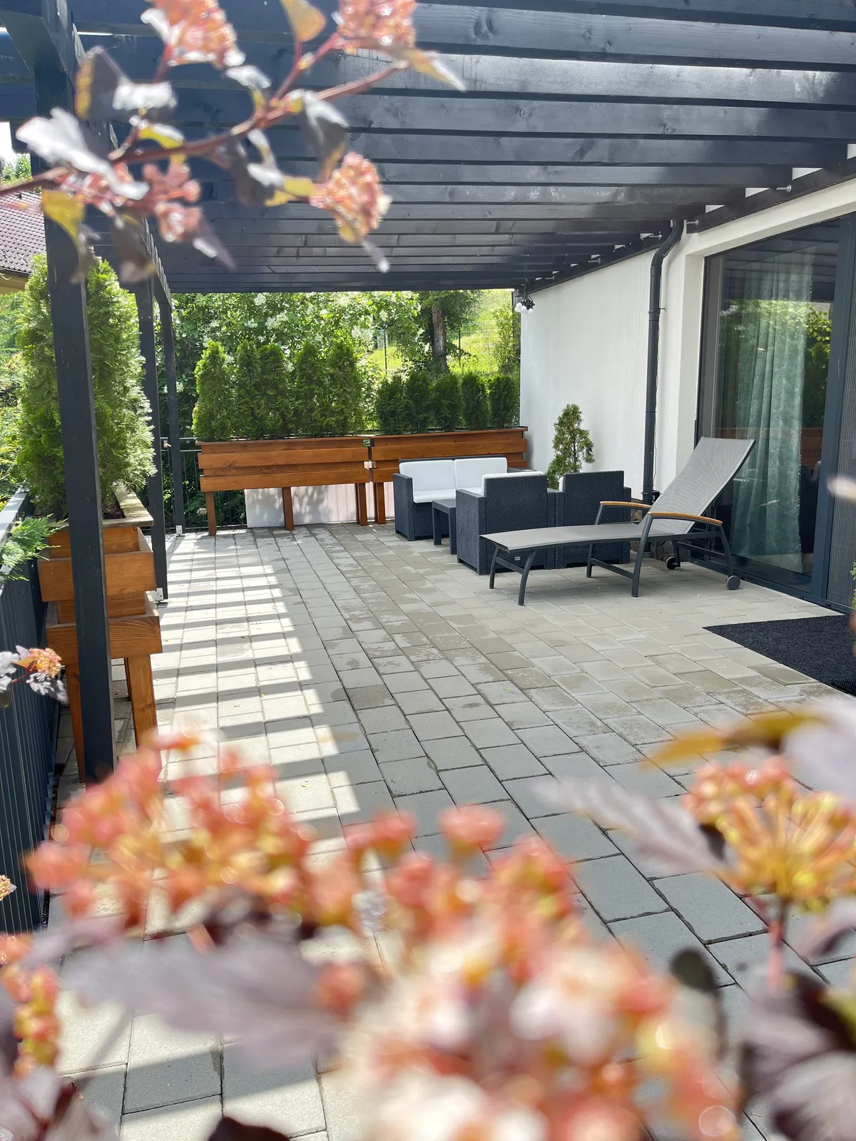 Terasa apartmánu s výhledem do lesní přírody